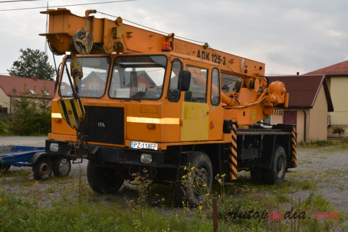IFA Autodrehkran 125 1971-1987 (1981-1987 ADK 125-3 crane), left front view