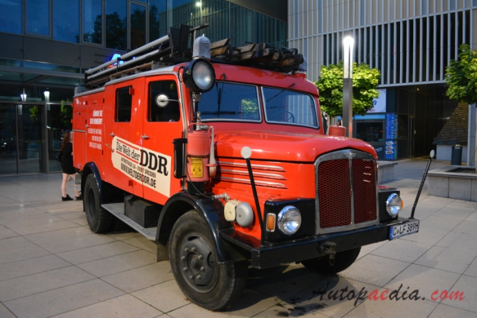 IFA S4000-1 1958-1967 (LF 16-TS 8 wóz strażacki), prawy przód