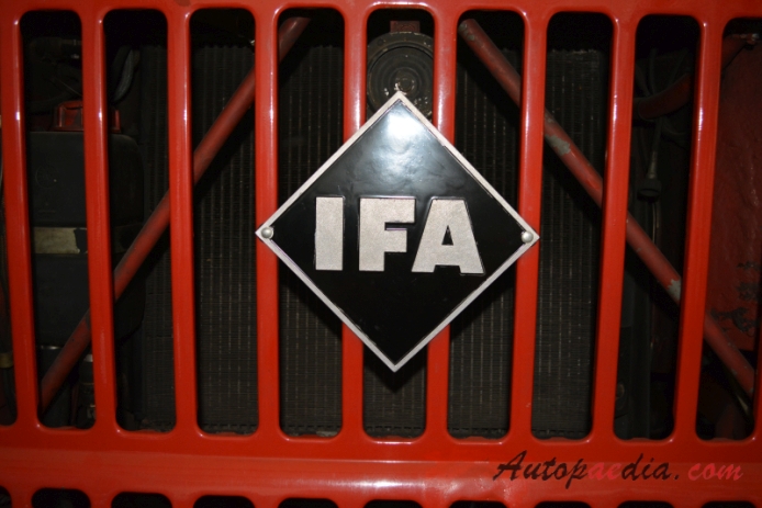 IFA W 50 1965-1990 (1984 W 50 LA LF 16-TS 8 wóz strażacki), emblemat przód 