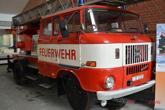 IFA W 50 1965-1990 (1985 W 50 LA DL 30 wóz strażacki), prawy przód