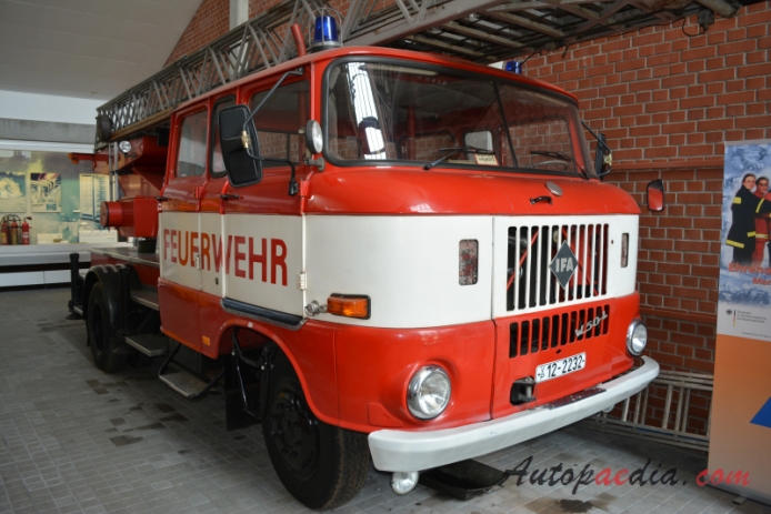 IFA W 50 1965-1990 (1985 W 50 LA DL 30 wóz strażacki), prawy przód