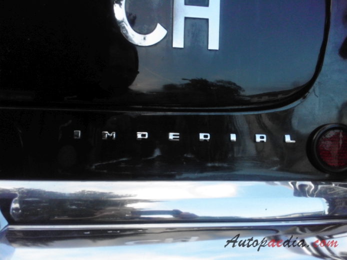 Imperial 1955-1975 (1956 limuzyna 4d), emblemat tył 