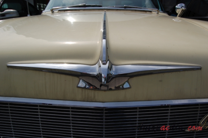 Imperial 1955-1975 (1960 hardtop Coupé 2d), emblemat przód 