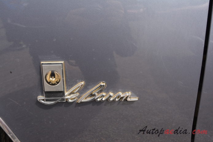 Imperial 1955-1975 (1964 LeBaron limuzyna 4d), emblemat bok 