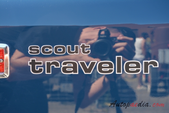 International Harvester Scout II 1971-1980 (1976 Traveler hatchback 3d), emblemat bok 