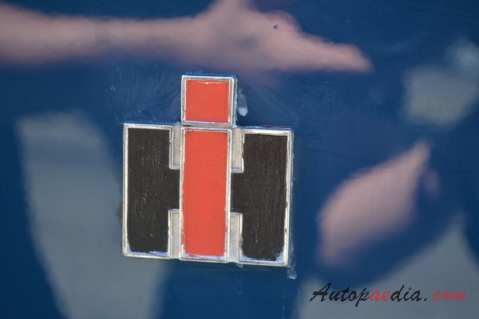 International Harvester Scout II 1971-1980 (1976 Traveler hatchback 3d), side emblem 