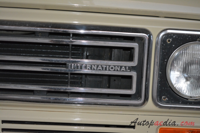 International Harvester Scout II 1971-1980 (pickup 2d), front emblem  