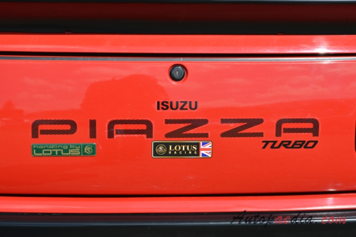 Isuzu Piazza 1. generacja (JR120/130) 1980-1990 (1990 Handling by Lotus Turbo hatchback 3d), emblemat tył 