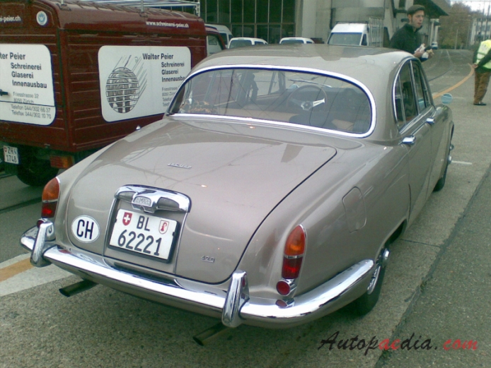 Jaguar 420 1966-1968, right rear view