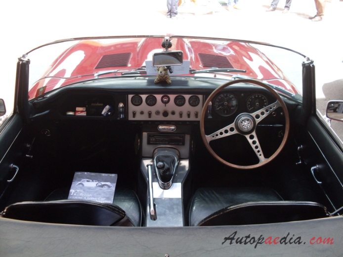 Jaguar E-Type Series 1 (XKE) 1961-1968 (1962 roadster OTS 3.8L), interior