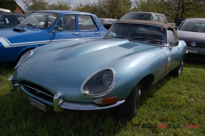 Jaguar E-Type Series 1 (XKE) 1961-1968 (1964-1968 roadster 4.2L), left front view