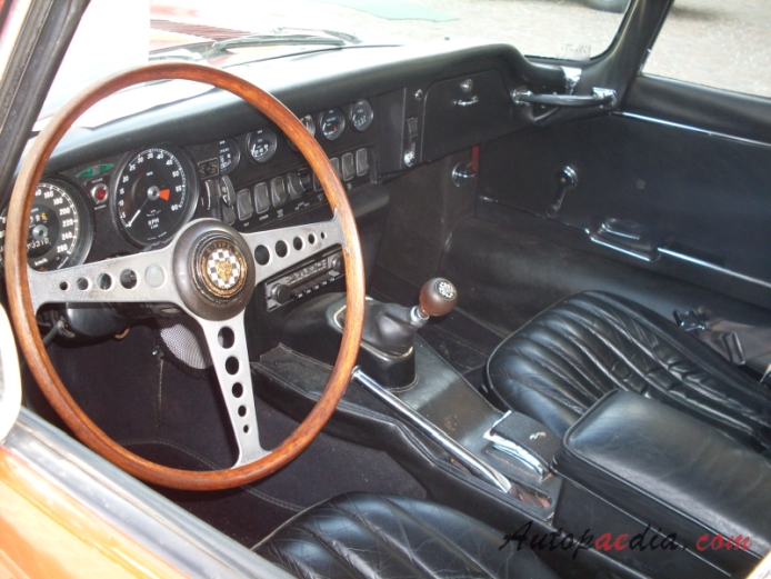 Jaguar E-Type Series 1 (XKE) 1961-1968 (1968 1.5 Series Fixed Head Coupé FHC 4.2L), wnętrze