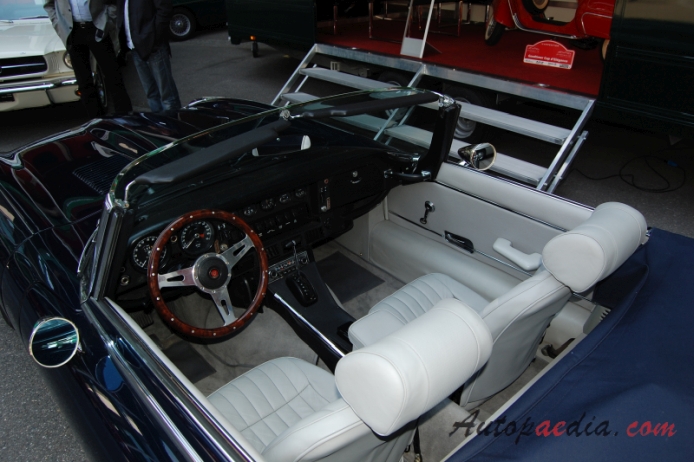 Jaguar E-Type Series 3 1971-1974 (1974 OTS convertible V12), wnętrze