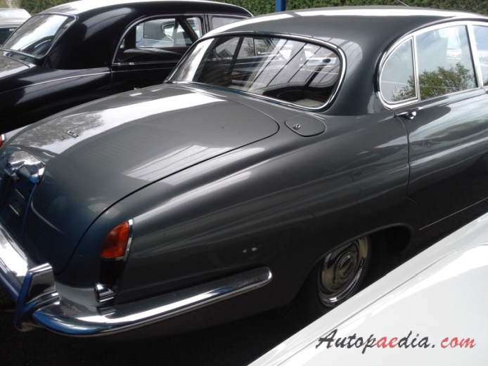 Jaguar Mark X (420G) 1961-1970 (1965 4.2L), right rear view