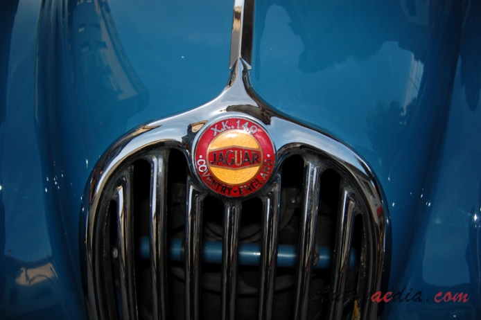 Jaguar XK140 1954-1957 (1957 Fixed Head Coupé FHC), emblemat przód 