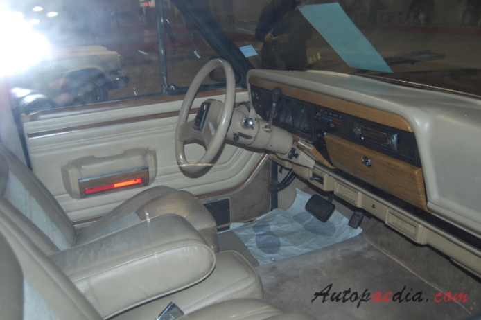 Jeep Wagoneer 1963-1991 (1989 Grand Wagoneer 5.9), wnętrze