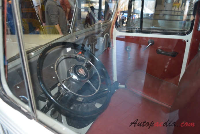 Jeep Willys Station Wagon 1946-1965 (1954-1965 station wagon 5d), wnętrze