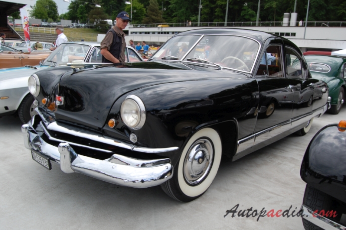 Kaiser DeLuxe 1949-1953 (1951 Anatomic sedan 4d), left front view