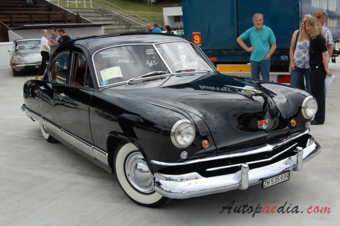 Kaiser DeLuxe 1949-1953 (1951 Anatomic sedan 4d), right front view