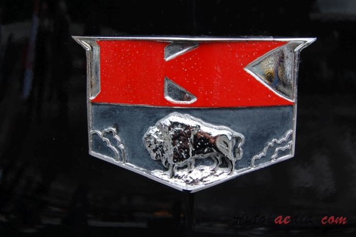 Kaiser DeLuxe 1949-1953 (1951 Anatomic sedan 4d), front emblem  