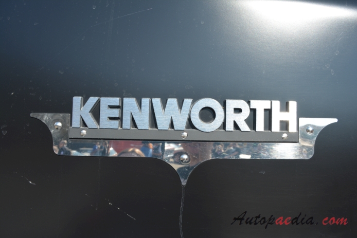 Kenworth W900L 1990-obecnie (1994 Aerodyne semi-trailer truck), side emblem 