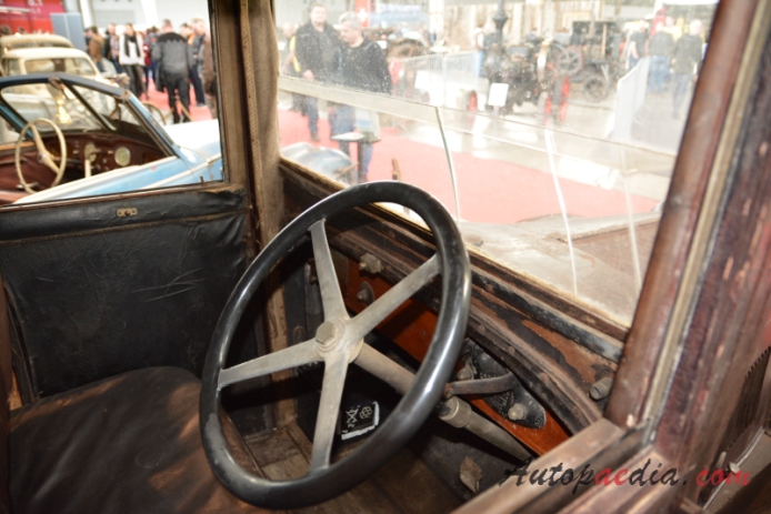 La Licorne 1901-1947 (192x Corre La Licorne pickup 2d), interior