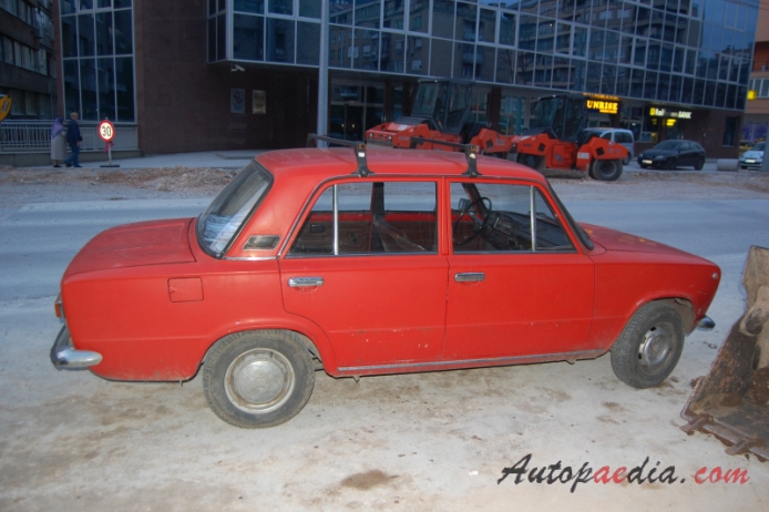 Lada 2101 1970-1988 (1974-1988 Lada L sedan 4d), prawy bok