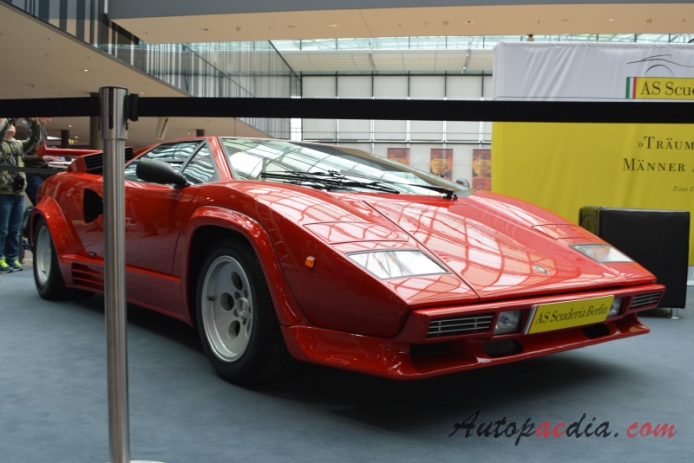 Lamborghini Countach 1973-1990 (1988 LP 5000 S Quattrovalvole), right front view