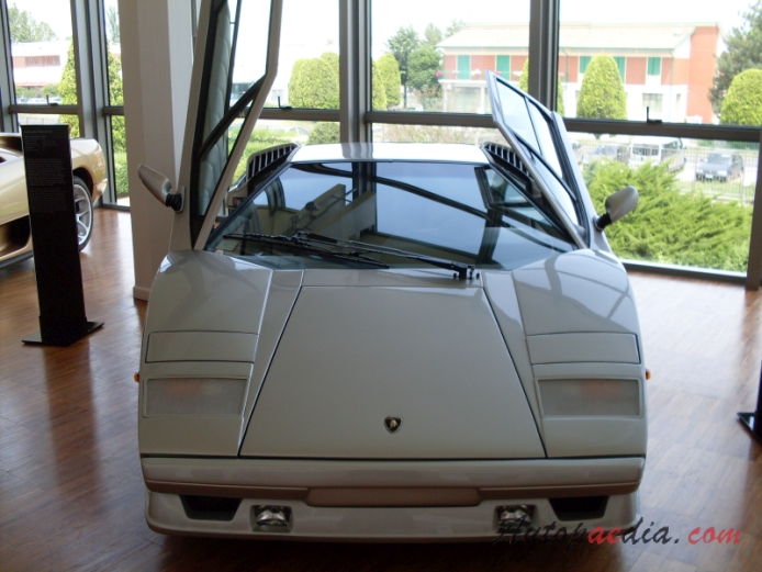 Lamborghini Countach 1973-1990 (1990 25th Anniversary), front view