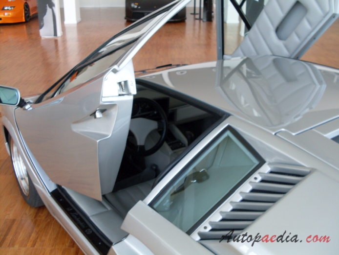 Lamborghini Countach 1973-1990 (1990 25. Anniversary), wnętrze