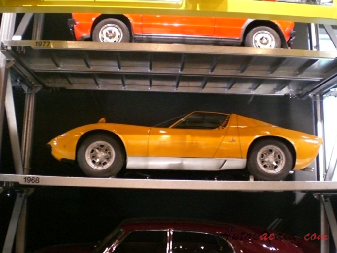 Lamborghini Miura 1966-1974 (1968), left side view