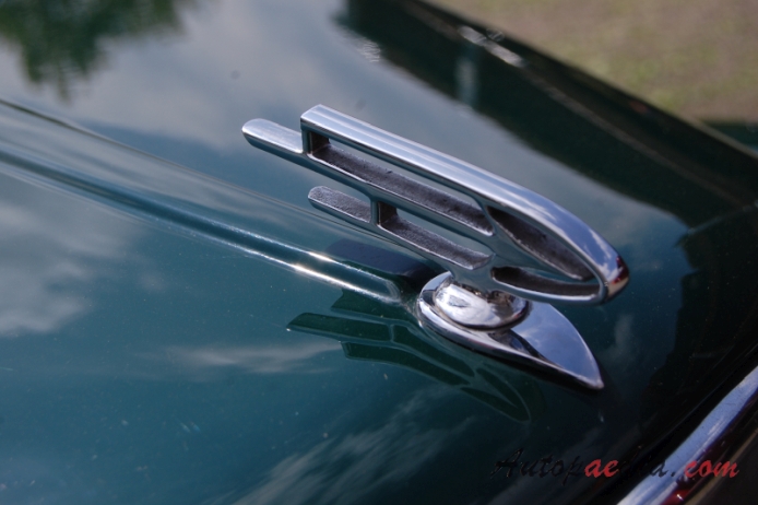 Lancia Ardea 1939-1953 (1950 4th series berlina 4d), front emblem  