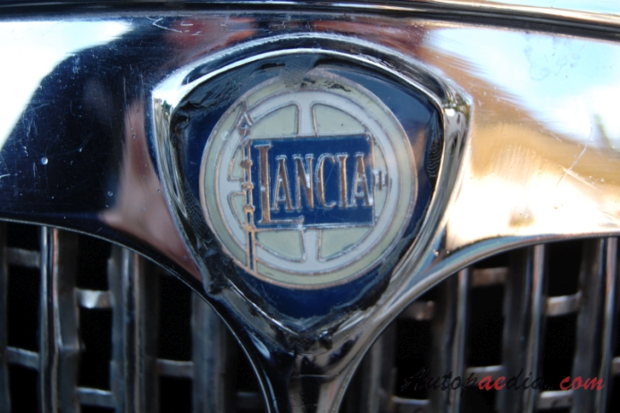 Lancia Aurelia B20 1951-1958 (1954 4th Series Pininfarina Coupé 2d), front emblem  