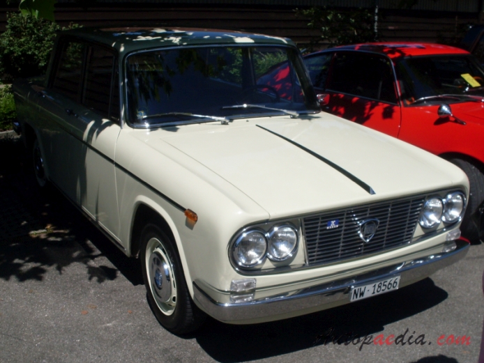 Lancia Fulvia 1963-1976 (1964-1969 Lancia Fulvia Berlina 2C 4d), right front view