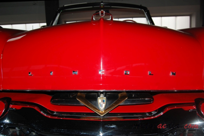 Lincoln Capri 1952-1959 (1953 convertible 2d), front emblem  