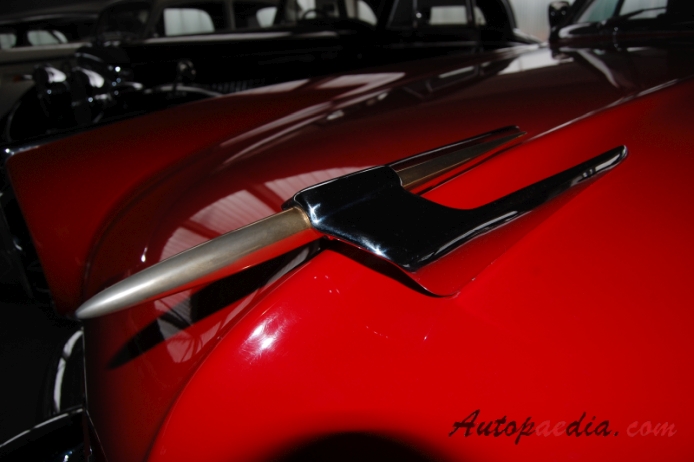 Lincoln Capri 1952-1959 (1953 convertible 2d), front emblem  