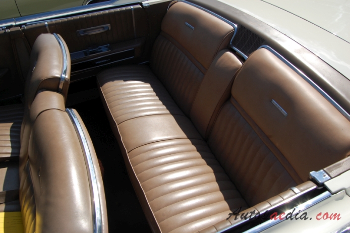 Lincoln Continental 4. generacja 1961-1969 (1965 convertible 4d), wnętrze