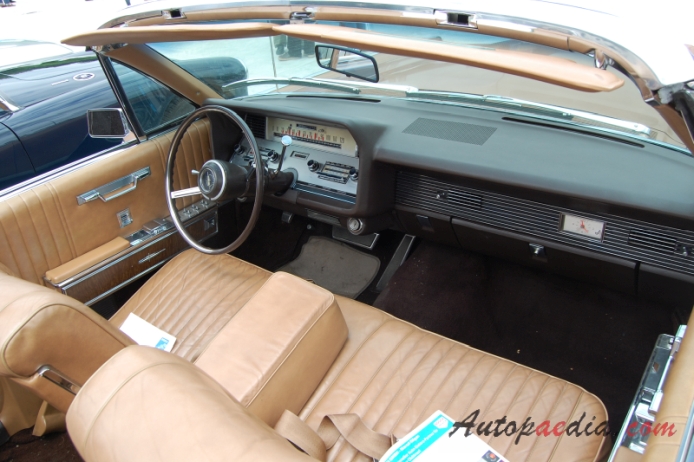 Lincoln Continental 4. generacja 1961-1969 (1967 convertible 4d), wnętrze