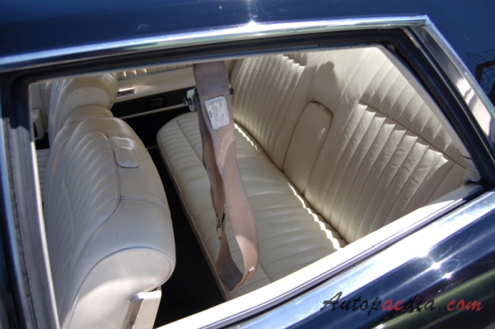 Lincoln Continental 5. generacja 1970-1979 (1971 sedan 4d), wnętrze