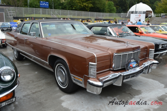 Lincoln Continental 5th generation 1970-1979 (1976 Town Car sedan 4d), right front view