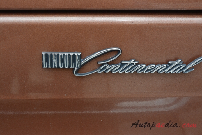 Lincoln Continental 5. generacja 1970-1979 (1976 Town Car sedan 4d), emblemat przód 