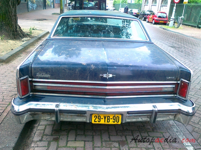 Lincoln Continental 5th generation 1970-1979 (1977 Town Car sedan 4d), rear view