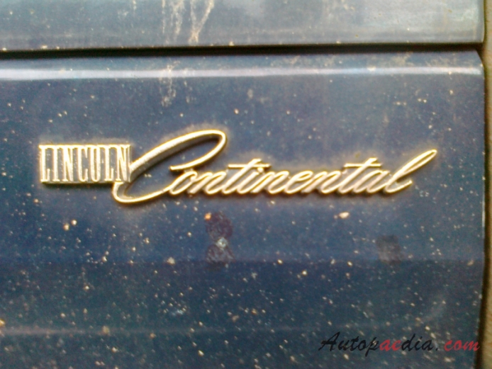 Lincoln Continental 5. generacja 1970-1979 (1977 Town Car sedan 4d), emblemat przód 