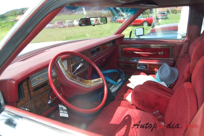 Lincoln Continental 5. generacja 1970-1979 (1979 Town Car sedan 4d), wnętrze
