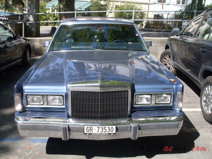 Lincoln Town Car 1st generation 1981-1989 (1988 Signature Serie sedan 4d), front view