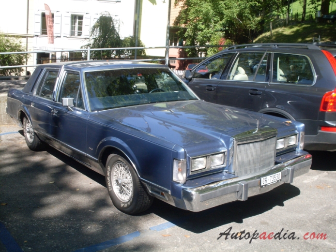 Lincoln Town Car 1st generation 1981-1989 (1988 Signature Serie sedan 4d), right front view