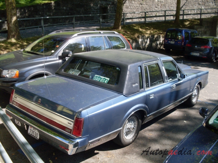 Lincoln Town Car 1st generation 1981-1989 (1988 Signature Serie sedan 4d), right rear view