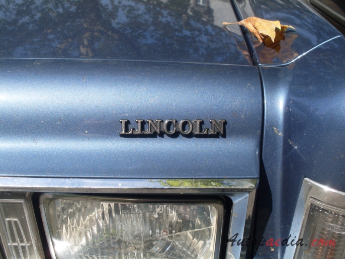 Lincoln Town Car 1st generation 1981-1989 (1988 Signature Serie sedan 4d), front emblem  