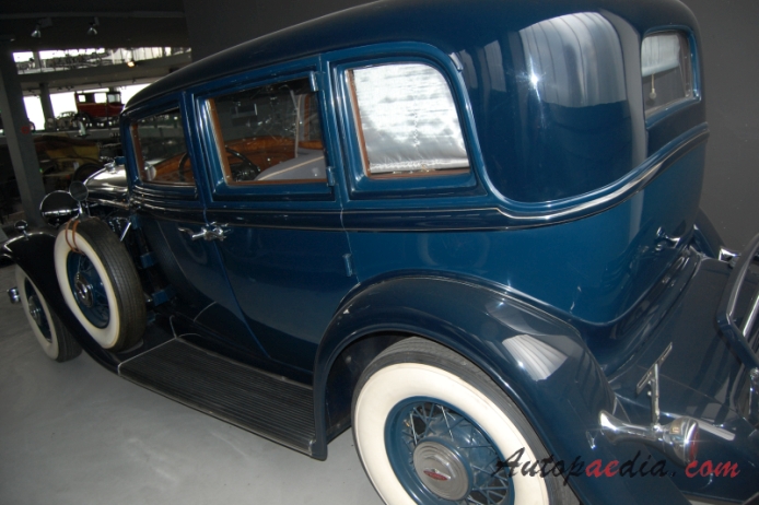 Lincoln K-series 1931-1942 (1932 saloon 4d),  left rear view