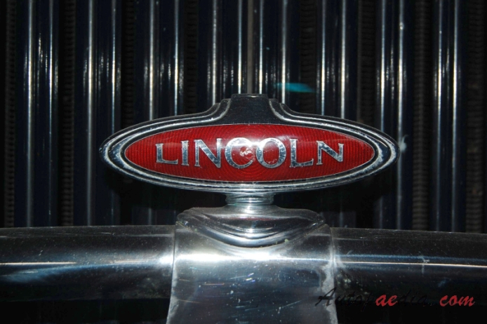 Lincoln K-series 1931-1942 (1932 saloon 4d), front emblem  